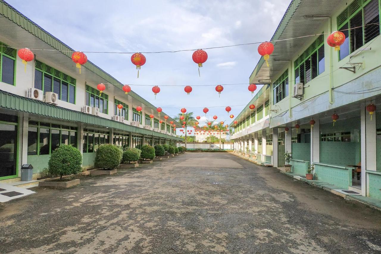 Super Oyo 3098 Hotel Sahabat Baru Singkawang Ngoại thất bức ảnh